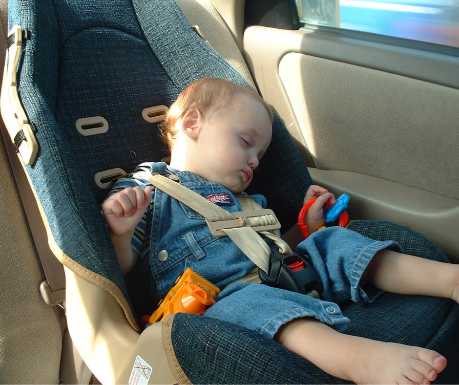 silla de coche insegura con bebe dormido