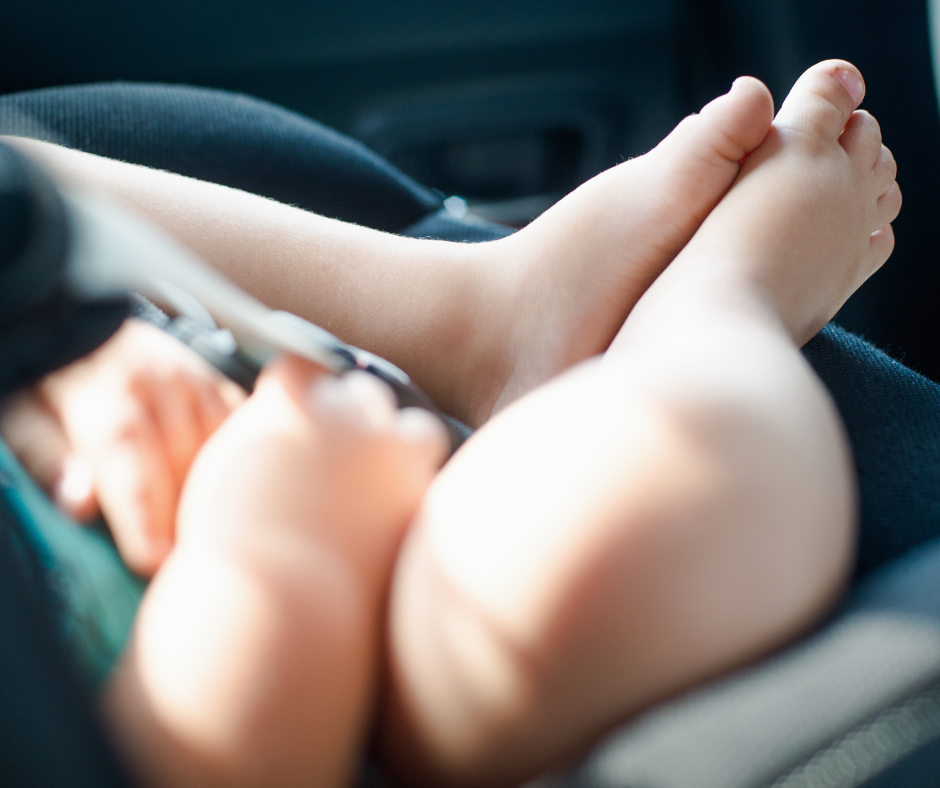 piernas de bebe en sillas de coche