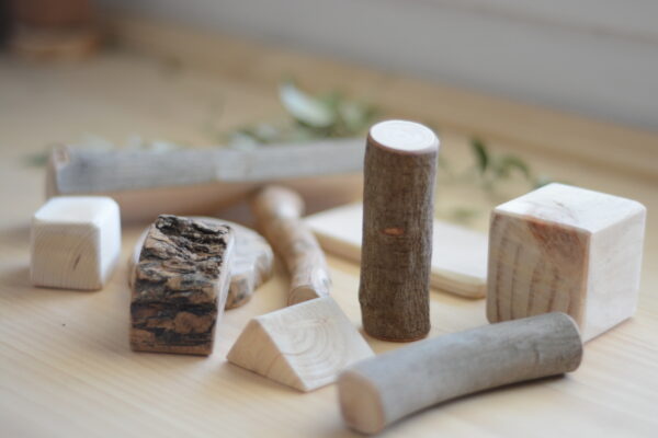 construccion-natural-bloques-madera-niños-vetas-virutas-amatriuska